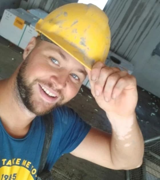 Welmer Hoekstra met gele veiligheidshelm, lachend op de werkvloer
